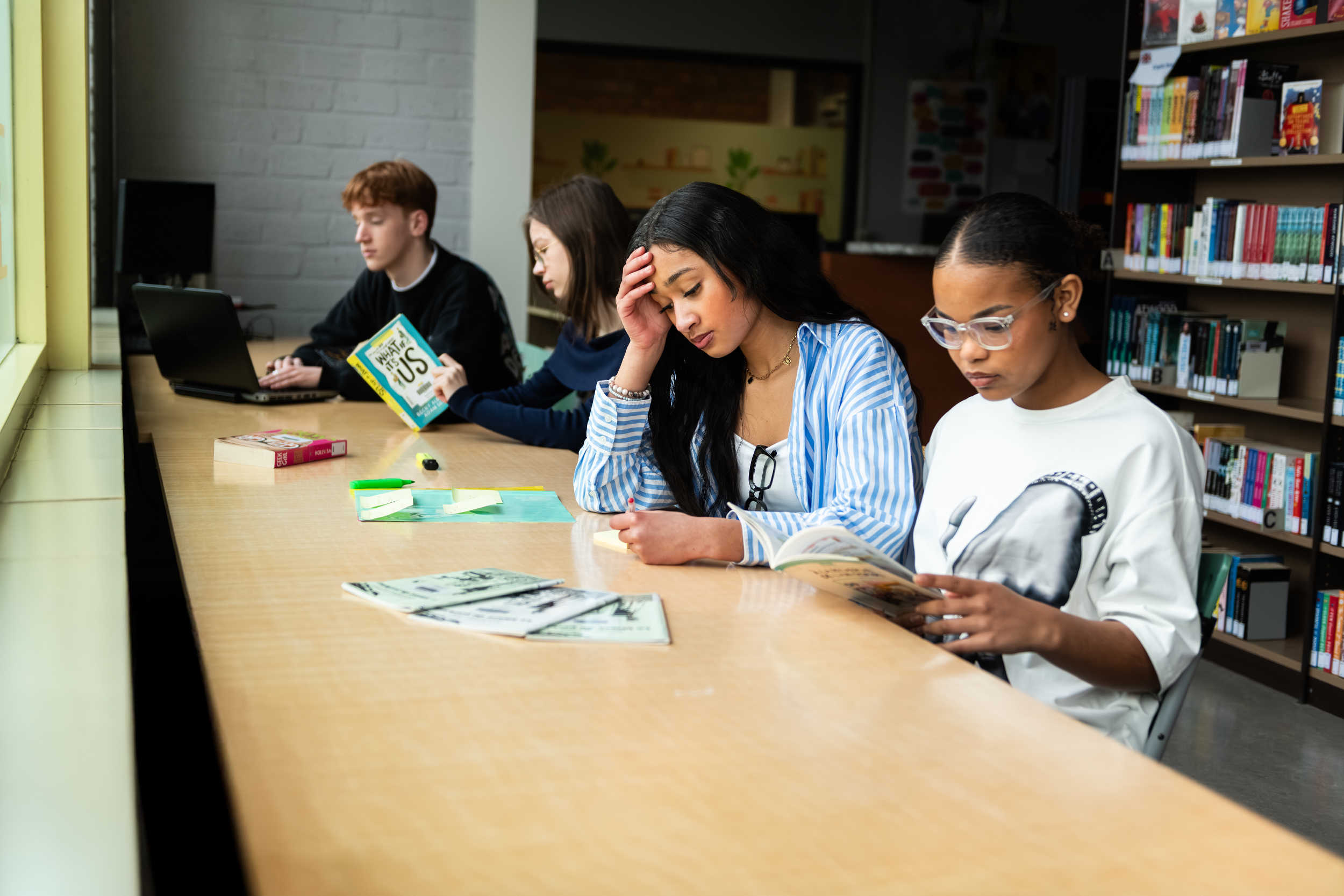 Leerlingen druk aan het leren