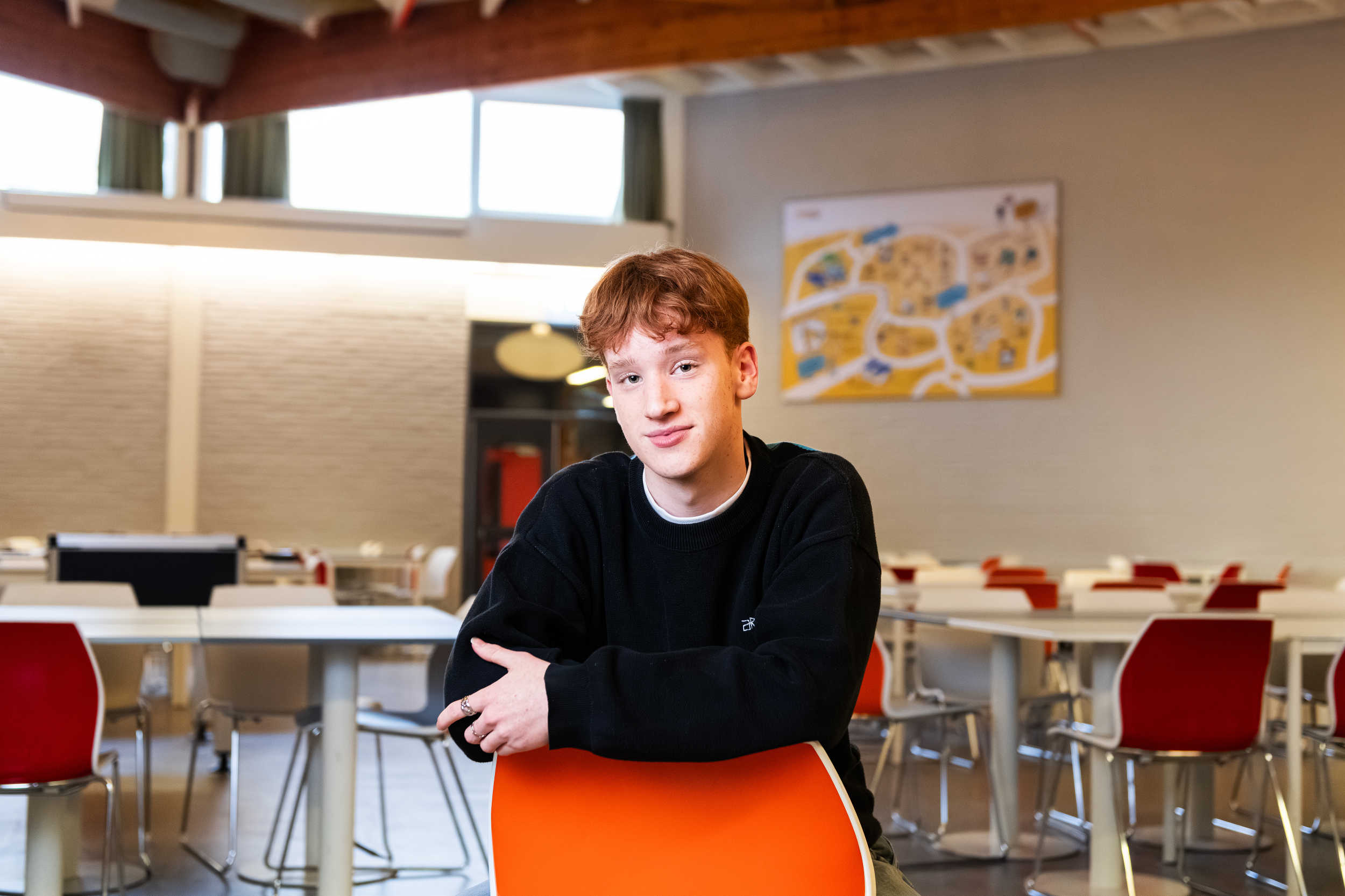 Jongen leunt op stoel
